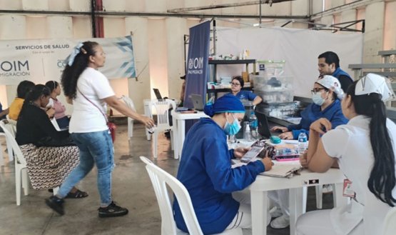 Las personas reciben asesoría con respecto a temas de salud, justicia y educación