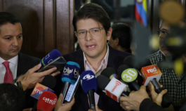 Miguel Uribe declara a los medios de comunicación. 