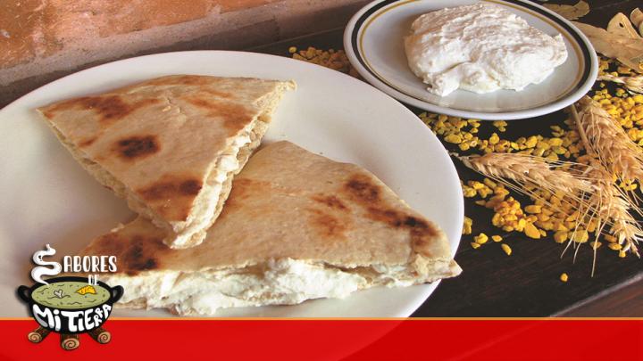 AREPA DE TRIGO CON NATA