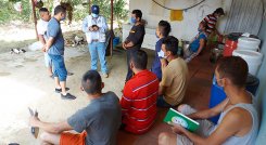 El Defensor del Pueblo, Jorge Villamizar, ayer visitó a las 23 familias que se desplazaron de La Silla.. /Foto: Christian Herrera