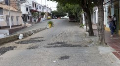 Hace unos días, uno de los vecinos “reparchó” las vías con un poco de asfalto para tapar algunos huecos. / Luis Alfredo Estévez/ La Opinión 