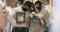 Gloria Ines Vera, madre de Nelson Enrique Rangel, lleva las cenizas de su hijo.