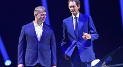 El CEO de Fiat Chrysler Automobiles (FCA), Michael Manley (izq), y el presidente de FCA, John Elkann.