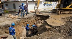Obreros de Aguas Kpital trabajan a doble jornada para reparar los daños sel alcantarillado en seis tramos a lo largo del Canal Bogotá.