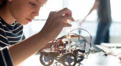 ●	El año pasado, el Concurso Nacional contó con la participación de 323 colegios a nivel nacional. 