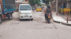 Los huecos ‘adornan’ la malla vial en la ciudadela Juan Atalaya. 