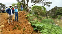 El alcalde Jairo Yáñez verificó el avance de los trabajos en la quebrada Tonchalá./Fotos Cortesía