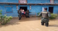 La Policía se encuentra ayudando a los damnificados./FOTO: Cortesía