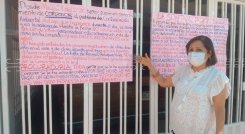 Romero instaló carteles afuera de su casa para dar a conocer la situación a cualquier visitante.