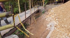 La única vía de salida es un puente improvisado. 