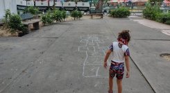 Los parques cerrados ahora son frecuentados por niños que buscan entretenerse y por familias que quieren descansar del ambiente congestionado del centro./ Foto: Cortesía