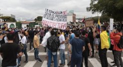 Estudiantes protestan pacíficamente contra la Reforma Tributaria. /Foto: La Opinión.