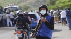 La guardia campesina permitió el acceso a camiones con víveres./Foto: Alfredo Estévez