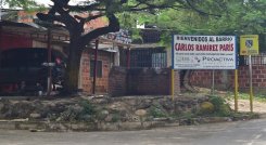 Por la forma del terreno, gran parte del barrio se construyó sobre una pendiente. / Foto Pablo Castillo / La Opinión.