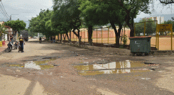 Durante las lluvias se forman charcas que impiden el tránsito vehicular y hasta caminar es difícil en las calles deterioradas de Natilán. / Foto Pablo Castillo/ La Opinión 