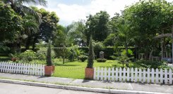 La misma comunidad se ha apersonado de cuidar y embellecer las 14 zonas verdes que fueron surgiendo en el transcurso de la historia del barrio. / Fotografía: José Estévez / La Opinión