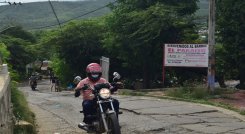 La entrada al barrio es un lugar de accidentes constantes debido a las numerosas grietas en la vía. / Fotos Pablo Castillo / La Opinión