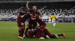 El venezolano Ronald Hernández (abajo) celebra con sus compañeros de equipo después de anotar contra Ecuador./Foto: AFP