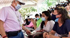 El alcalde Jairo Yáñez en diálogo con la comunidad de Agua Clara./Foto Cortesía