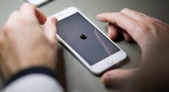 Apple aseguró que una de sus herramientas de detección de fotografías problemáticas, desarrollada por expertos en criptografía, es "segura y fue diseñada expresamente para preservar la privacidad del usuario". / Foto: AFP