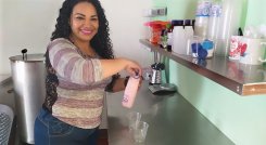 Bibi se caracteriza por la gran sonrisa que siempre muestra a todos sus clientes.