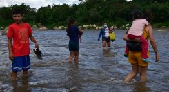 A diario, adultos y niños atraviesan el río para cumplir sus obligaciones.