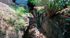 Canal de aguas lluvias en el barrio La Divina Pastora tiene en alarma a sus habitantes.