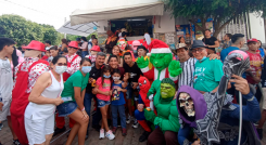 Los habitantes del barrio compartieron un rato agradable y recorrieron las calles con sus familias. 