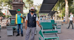 La entrega de los módulos dignifica la labor que ejercen diariamente los históricos lustrabotas del parque Santander.