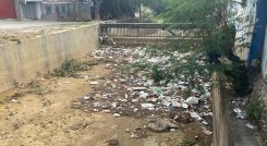 Canal de la curva peleojo está convertida en un basurero./Foto: Angie Barbosa./La Opinión.