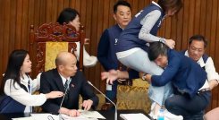 Batalla campal en Parlamento de Taiwán