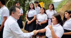 Gobernador entrega uniformes a estudiantes de colegios departamentales/Foto cortesía