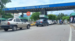 Salida de Colombia hacia Venezuela, puente Simón Bolívar.