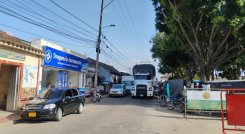 El frecuente paso de tractocamiones amerita la construcción de la variante.