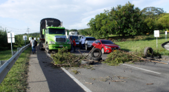 Bloqueo vial en Los Vados.