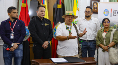 Gobernador William Villamizar junto a líderes indígenas.