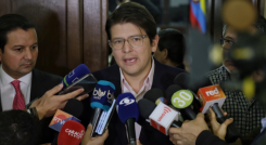 Miguel Uribe declara a los medios de comunicación. 