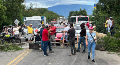 Protesta de volqueteros en la vía Cúcuta - Ocaña.