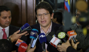Miguel Uribe declara a los medios de comunicación. 