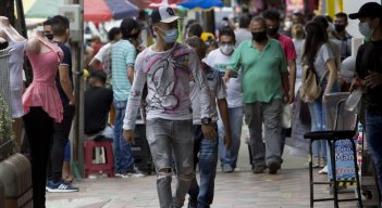Desde el Colegio Médico solicitan a las autoridades medidas restrictivas por comunas para detener los contagios por la COVID-19.  