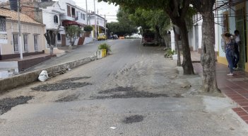 Hace unos días, uno de los vecinos “reparchó” las vías con un poco de asfalto para tapar algunos huecos. / Luis Alfredo Estévez/ La Opinión 