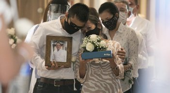 Gloria Ines Vera, madre de Nelson Enrique Rangel, lleva las cenizas de su hijo.