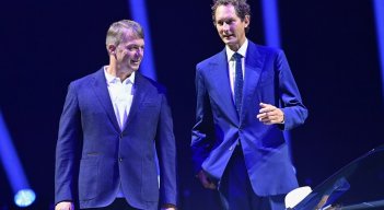 El CEO de Fiat Chrysler Automobiles (FCA), Michael Manley (izq), y el presidente de FCA, John Elkann.