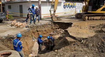 Obreros de Aguas Kpital trabajan a doble jornada para reparar los daños sel alcantarillado en seis tramos a lo largo del Canal Bogotá.