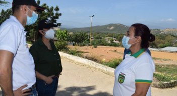 Esta semana funcionarios de la Alcaldía visitaron los barrios a intervenir en la Comuna 9 para conversar con la comunidad y los líderes sobre las obras a ejecutar./ Foto cortesía 