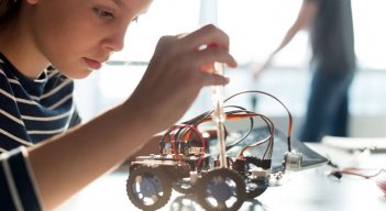 ●	El año pasado, el Concurso Nacional contó con la participación de 323 colegios a nivel nacional. 