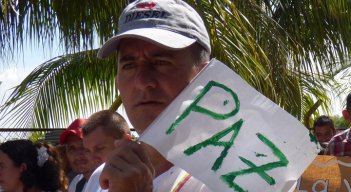 Los acuerdos pretenden liberar a la población de la guerra . 