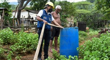 Mientras se construye el acueducto, la Alcaldía suministra agua potable en carrotanques a los habitantes de esta zona rural./ Foto Cortesía para La Opinión