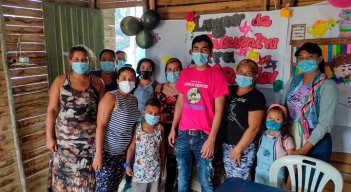 Jóvenes voluntarios asisten con frecuencia a implementar estrategias de enseñanza a los más pequeños 