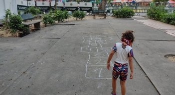 Los parques cerrados ahora son frecuentados por niños que buscan entretenerse y por familias que quieren descansar del ambiente congestionado del centro./ Foto: Cortesía